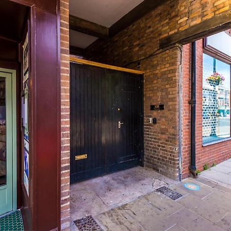 Bright 1-Bed Apartment In Chester By 53 Degrees Property, Ideal For Professionals & Couples, Great Location - Sleeps 4 Exterior photo